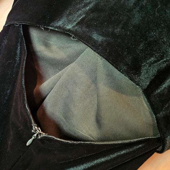 Petal & Pup Lisse Twist Front Long Sleeve Velvet Midi Dress - Emerald - Picture 11 of 15